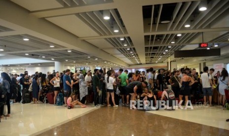 Penutupan Bandara Ngurah Rai. Penumpang melakukan laporan pemberangkatan usai penutupan Bandara Internasional I Gusti Ngurah Rai, Bali, Senin (27/11).