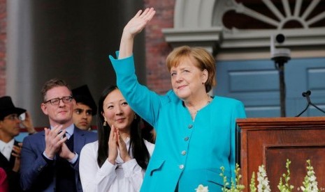 Merkel Ajak Lulusan Harvard 'Runtuhkan Tembok-tembok'