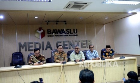 Kasus Pemilihan Luar Negeri. Ketua Bawaslu Abhan (dua kiri) bersama Ketua KPU Arief Budiman (tengah) menggelar konferensi pers bersama di Gedung Bawaslu, Jakarta, Kamis (11/4/2019).