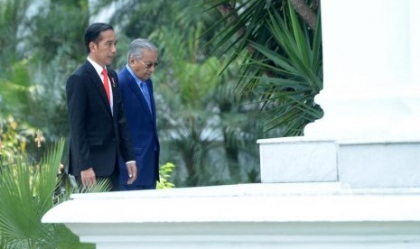 Presiden Kunjungan PM Malaysia. Presiden Joko Widodo (kiri) bersama PM Malaysia Mahathir Mohamad usai menanam pohon saat kunjungan kenegaraan di Istana Bogor, Jawa Barat, Jumat (29/6).