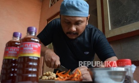 Pekerja menyelesaikan proses pembuatan bir pletok di rumah produksi bir pletok Masran Jalan Casablanca Raya Nomor 34, Jakarta Selatan, Jumat (27/9/2019).