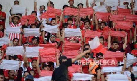 Sejumlah suporter mendukung timnas Indonesia saat melawan timnas Uni Emirat Arab pada babak 16 besar cabang sepak bola Asian Games 2018 di Stadion Wibawa Mukti, Cikarang, Bekasi, Jawa Barat, Jumat (24/8).