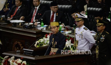 Presiden Joko Widodo berpidato dalam Sidang Tahunan MPR Tahun 2017 di Kompleks Parlemen, Senayan, Jakarta, Rabu (16/8). Sidang tersebut beragendakan penyampaian pidato kenegaraan Presiden Joko Widodo dalam rangka HUT Ke-72 Kemerdekaan Republik Indonesia. Yasin Habibi/ Republika