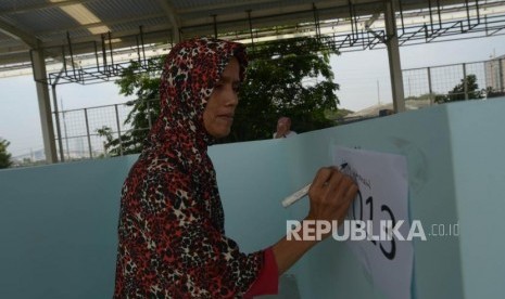 Pedagang kaki lima  menandai lapak yang berada di  Skybridge atau jembatan  penyemberangan muti guna  dalam acara soft launching penempatan PKL dan pemanfaatan jembatan penyebrangan  multi guna di kawasan tanah abang, Jakarta Pusat, Senin (15/10).