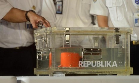 Kepala KNKT Soerjanto Tjahjono memberikan keterangan terkait black box pesawat Lion air JT 610 di Terminal JICT 2, Pelabuhan Tanjung Priok, Jakarta, Kamis (1/11).