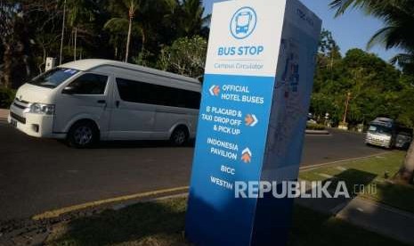 Persiapan Pertemuan IMF. Penanda jalan juga ikut dipasang jelang pertemuan IMF-World Bank 2018 di Nusa Dua, Bali, Ahad (7/10).