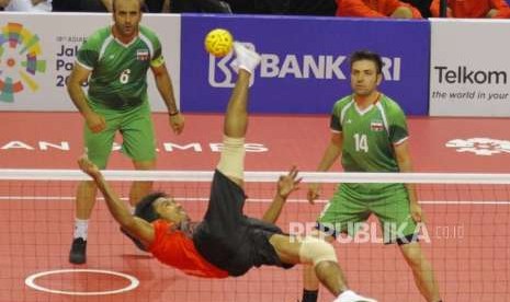 Sepak Takraw Beregu Putra Melaju. Atlet Sepak Takraw Beregu Putra Saiful Rizal melakukan smash saat melawan tim Iran pada cabang Sepak Takraw Beregu Putra Asian Games 2018 di Komplek Olahraga Jakabaring, Palembang, Ahad (19/8).