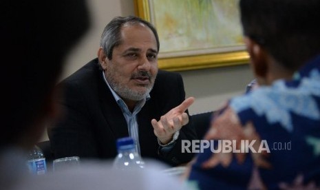 Cultural Counsellor Kedutaan Besar Iran untuk Indonesia Mehrdad Rakhshandeh memberikan paparan saat berkunjung ke Kantor Republika, Jakarta, Rabu (12/12).