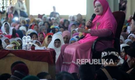 Salah satu pemateri Mamah Dedeh tampil di depan ribuan jamaah pada Tausyiah Akbar Mamah dan Ummah di Masjid Pusdai, Jalan Diponegoro, Kota Bandung, Senin (1/10).