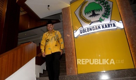 Ketua DPD I Golkar Jawa Barat Dedi Mulyadi melambaikan tangan kepada para wartawan usai rapat DPD Golkar Provinsi, di Kantor DPP Partai Golkar, Jakarta, Senin (20/11).