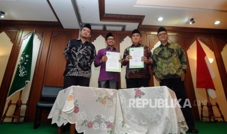 Wakil Ketua Umum Pengurus Besar Nahdlotul Ulama (PBNU) Maksum Machfoedz bersama Sekretaris Jenderal PBNU Helmy Faishal Zaini, Ketua PBNU Bidang Hukum Robikin Emhas dan Ketua PBNU Bidang Pertahanan dan Keamanan Aizzudin Abdurrahman (dari kanan) usai menggelar konferensi pers di Gedung PBNU, Senen, Jakarta Pusat, Kamis (7/12).