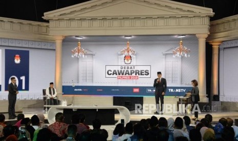 Cawapres No 01 KH Ma'ruf Amin dan Cawapres No 02 Sandiaga Uno saat mengikuti debat Cawapres Pilpres 2019 di Jakarta, Ahad (17/3).