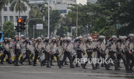 Pengamanan Unjuk Rasa MK. Sejumlah Polisi anti huru hara membubarkan diri usai mengamankan aksi massa yang berunjuk rasa mengawal sidang perdana Perselisihan Hasil Pemilihan Umum (PHPU) sengketa pemilihan Presiden 2019 di Mahkamah Konstitusi, Jakarta Pusat, Jum’at (14/6).