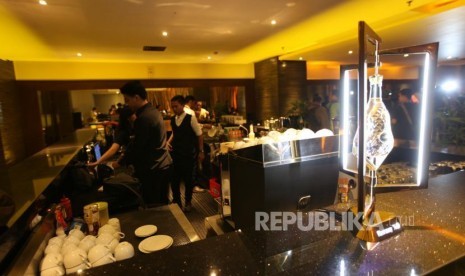 Suasana tempat bar di Hotel Alexis, Jakarta, Selasa (31/10).