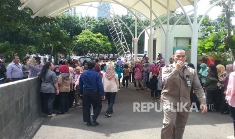 Sejumlah pekerja di gedung KPK ramai-ramai meninggalkan gedung akibat gempa di Jakarta pada Senin (23/1).