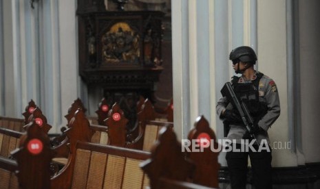 Personel Gegana Mabes Polri melakukan  sterilisasi Gereja Katedral, di Jakarta , Ahad (24/12).