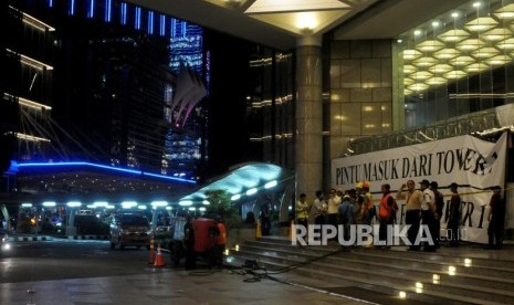 Suasana pasca robohnya selasar Gedung Bursa Efek Indonesia (BEI), Senayan, Jakarta, Selasa (16/1).