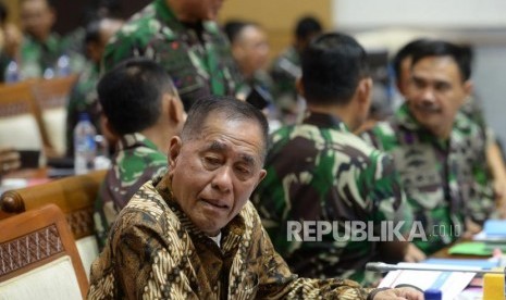 Menteri Pertahanan Ryamizard Ryacudu (kiri) 