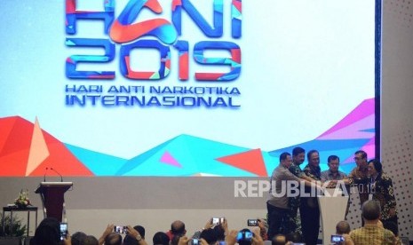 Wakil Presiden Jusuf Kalla (ketiga kanan) didampingi Kepala BNN Komjen Pol Heru Winarko (ketiga kiri), Menkumham Yasonna Laoly (kedua kanan), Panglima TNI Marsekal TNI Hadi Tjahjanto (kedua kiri) dan Kapolri Jendral Pol Tito Karnavian (kiri) menekan tombol saat peringatan Hari Anti Narkotika Internasional 2019 di Jakarta, Rabu (26/6).