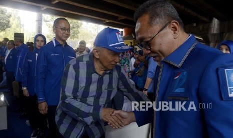 Sekjen PAN Eddy Soeparno menyaksikan Ketua Umum PAN Zulkifli Hasan (kanan) bersalaman dengan Ketua Dewan Kehormatan Amien Rais (tengah) saat menghadiri perayaan HUT ke-21 PAN di Pluit, Jakarta, Jumat (23/8/2019).