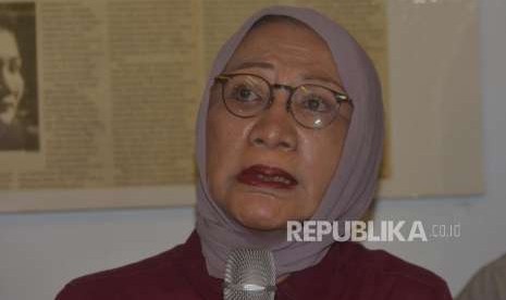 Ekpresi aktivis kemanusiaan, Ratna Sarumpaet memberikan keterangan kepada media terkait pemberitaan penganiyaan terhadap dirinya di kediaman Ratna Srumpaet, Jakarta, Rabu (3/10).