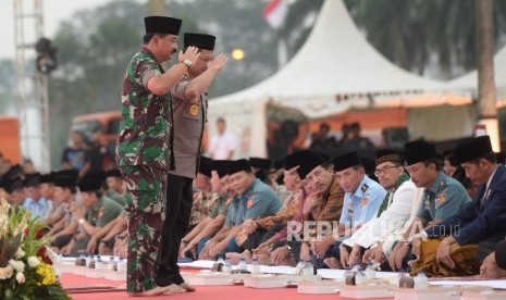 Buka Bersama TNI Polri. Panglima TNI Hadi Muljanto dan Kapolri Tito Karnavian memberi hormat kepada Presiden Joko Widodo sebelum memberikan sambutan pada  buka bersama TNI Polri dan Presiden Joko Widodo di Mabes TNI Cilangkap, Jakarta, Selasa (5/6).