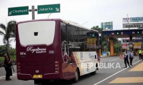 Bus Transjabotabek melintas di Gerbang Tol Bekasi Barat 1 saat peluncuran Operasi Green Line dan Pemberlakuan Paket Kebijakan Penanganan Kemacetan di Tol Jakarta Cikampek di Bekasi, Jawa Barat, Senin (12/3).