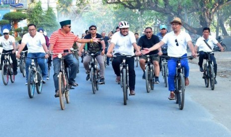  Ridwan Kamil, dan para kepala daerah tingkat II itu bersepeda sambil menikmati panorama pantai Pangandaran