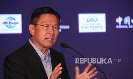 CEO Lippo Group James Riady menyampaikan kata sambutannya pada acara penandatanganan mou Meikarta dengan sembilan institusi ternama di dunia dalam bidang pendidikan, kesehatan dan teknologi di Jakarta, Rabu (21/3).