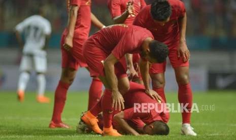 Pesepakbola Indonesia Evan Dimas Darmono bersujud usai memasukan bola ke gawang Timnas Mauritius pada laga persahabatan di Stadion Wibawa Mukti, Cikarang, Bekasi, Jawa Barat, Selasa (11/9).