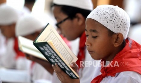 Sejumlah anak yatim membaca Alauran saat khataman Alquran (Ilustrasi)