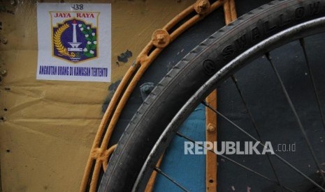 Stiker sebagai tanda bukti yang sudah terdaftar terpasang di salah satu becak di kolong flyover Bandengan Utara, Pekojan, Tambora, Jakarta Barat, Jumat (26/1).