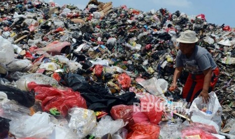 Sejumlah pekerja saat mencari sampah di Tempat Pembuangan Sampah (TPS) Muara Baru, Penjaringan, Jakarta Utara, Senin (22/10).