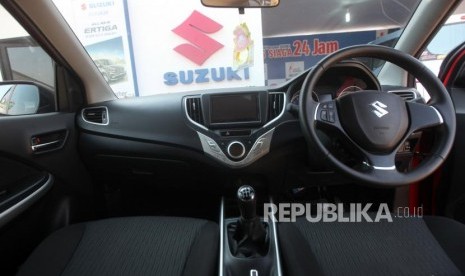 Mobil Baleno terparkir diposko Siaga 24 jam Suzuki di Gringsing, Jawa Tengah, Senin (11/6).