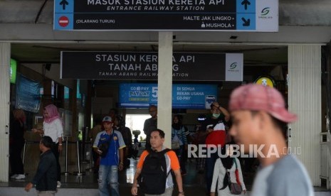 Penumpang KRL keluar dari stasiun melintasi jembatan penyeberangan multiguna atau skybridge di Tanah Abang, Jakarta, Jumat (8/2).