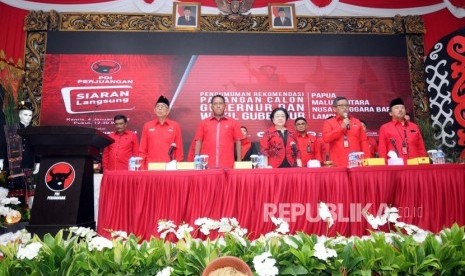 Ketua Umum PDIP Megawati Soekarnoputri (tengah) saat acara pengumuman rekomendasi pasangan calon gubernur dan wakil gubernur PDIP di Kantor PDIP Jakarta, Kamis (4/1).