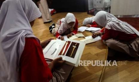 Sejumlah siswi membaca buku sekaligus menulis di Perpustakaan Nasional. (ilustrasi)