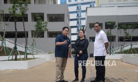 Menteri Koordinator Bidang Pembangunan Manusia dan Kebudayaan (PMK) Puan Maharani (tengah) didampingi Ketua Panitia Penyelenggara Asian Games 2018 (Inasgoc) Erick Thohir (kiri) dan CdM kontingen Indonesia di Asian Games 2018 Komjen Pol Syafruddin berbincang saat meninjau kesiapan Wisma Atlet Kemayoran, Jakarta, Ahad (4/2).