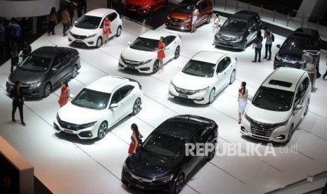 IIMS 2018. Mobil seri terbaru ditampilkan oleh ATPM pada ajang Indonesia International Motor Show (IIMS) 2018 di JiExpo, Jakarta, Kamis (19/4).