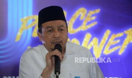 Pimpinan AQL, Ustaz Bachtiar Nasir (tengah) memberikan keterangan kepada media terkait  10 tahun AQL Islamic Center di Balai Kartini, Jakarta, Selasa (11/9).