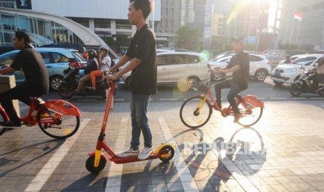 Peminjaman Sepeda dan Otopet.Sejumlah masyarakat memakai otopet di Thamrin, Jakarta Pusat, Selasa (25/6).