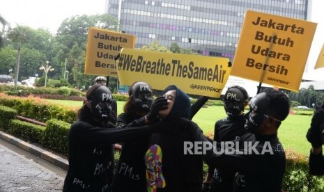 Polusi Udara Jakarta.Aktivis greenpeace melakukan aksi teatrikal terkait kualitas udara Jakarta di Kementerian Lingkungan Hidup dan Kehutanan, Jakarta, Selasa (5/3/2019).