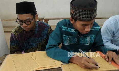 Santri belajar mengartikan Kitab Kuning saat mengaji kilatan kitab di Pondok Pesantren Almiizan, Bogor, Jawa Barat, Senin (21/5).