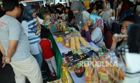 Pengunjung memadati Gelar Produk 1.000 Wirausaha Baru di halaman Gedung Sate, Jalan Diponegoro, Kota Bandung, Ahad (6/5).