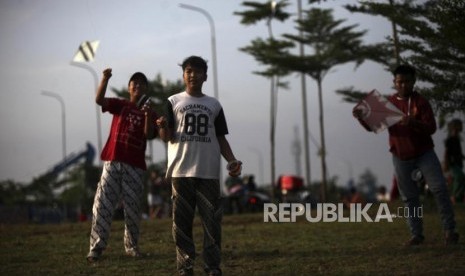 Sejumlah anak bermain layang-layang di Kawasan Setu Babakan, Jakarta, Selasa (22/5).