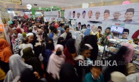 IBF 2019. Sejumlah pengunjung saat mencari buku pada hari terakhir acara Islamic Book Fair 2019 di Jakarta Convention Center, Jakarta, Ahad (3/3).