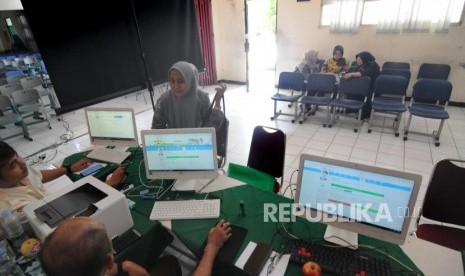 Pendaftaran PPDB Online. Sejumlah orang tua mendatangi sekolah SMPN 1 Kota untuk mencari info pendaftaran Peserta Didik Baru (PPDB) daerah Bekasi, Jawa Barat, Selasa (2/7).