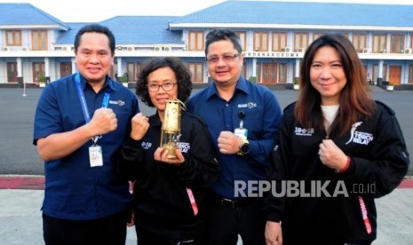 Direktur Ticketing INASGOC Sarman Simanjorang bersama Ketua Delegasi Api Obor Celerina Judisari, Deputi II Bidang Administrasi Pertandingan INASGOC Francis Wanandi dan atlet bulu tangkis susi susanti (dari kiri) foto bersama usai acara pelepasan tim torch relay di Lanud AU Halim Perdana Kusuma, Jakarta, Sabtu (14/7).