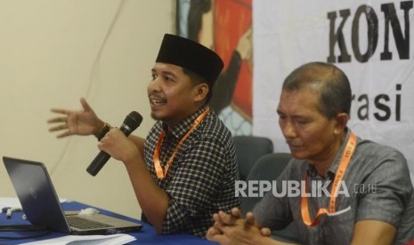 Sekjen Federasi Serikat Guru Indonesia (FSGI) Heru Purnomo (kanan) bersama Wasekjen FSGI Satriawan Salim (kiri) 