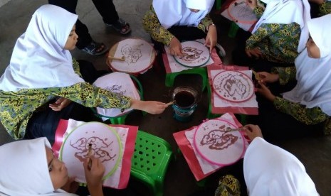 2.832 pelajar dari 17 sekolah tingkat SD dan SMP mengikuti pemecahan rekor MURI 'Membatik oleh Pelajar Terbanyak', Selasa (1/10).